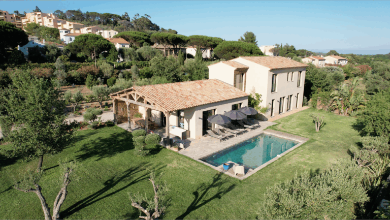 1 Façade principale de la villa contemporaine a Saint-Tropez Dominvest