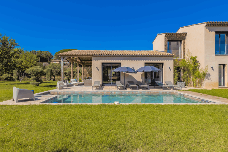 12 Outdoor Pool Piscine plein sud avec margelles en pierre naturelle Dominvest