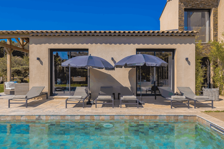 12 Outdoor Pool Piscine plein sud avec margelles en pierre naturelle Dominvest