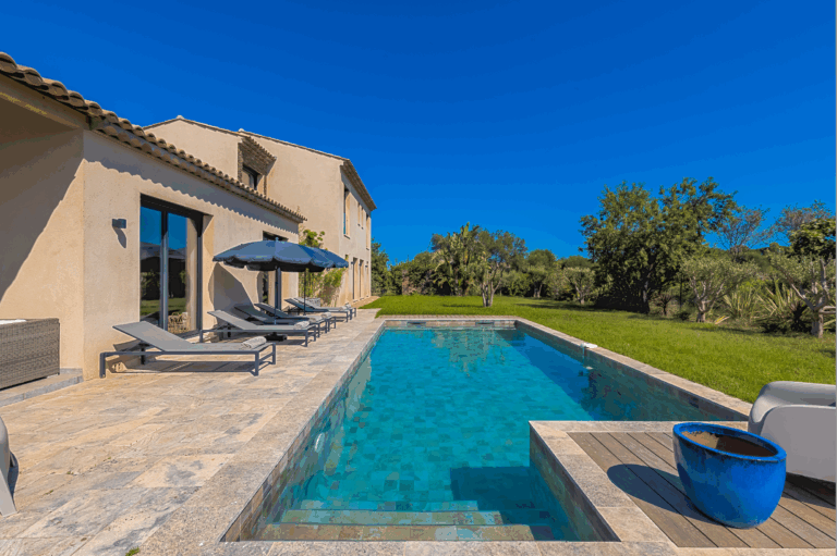 13 Pool Piscine plein sud avec margelles en pierre naturelle Dominvest