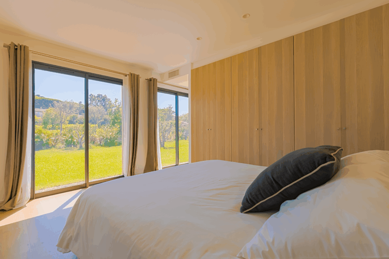 14 Master Suite détails architecturaux contemporains et matériaux nobles Dominvest