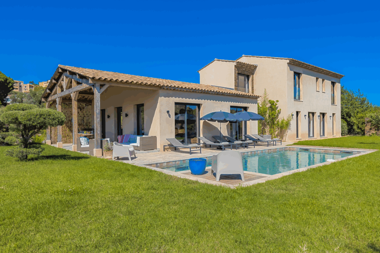 2 Vue dégagée sur le jardin paysager et la piscine plein sud Dominvest