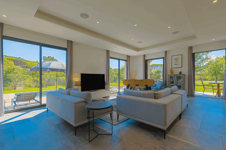 3 Espace de réception de 64 m² baigné de lumière naturelle  Dominvest