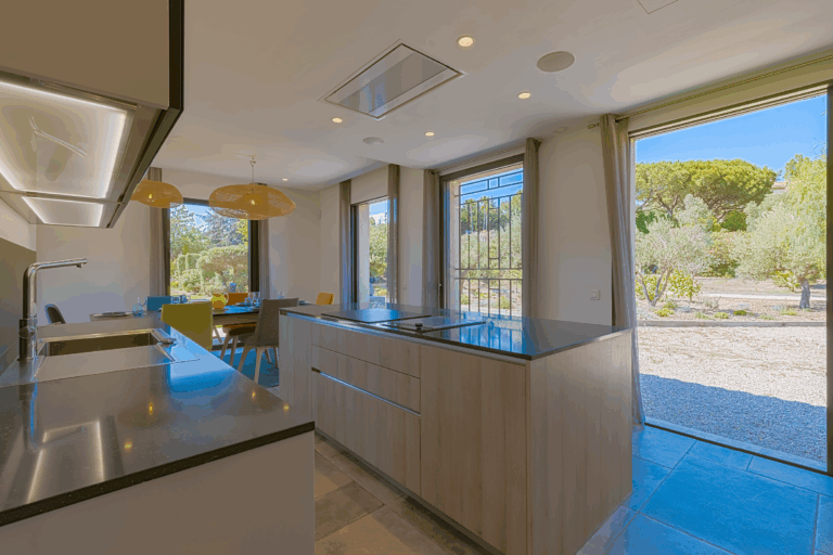 Cuisine design entièrement équipée avec accès terrasse Dominvest