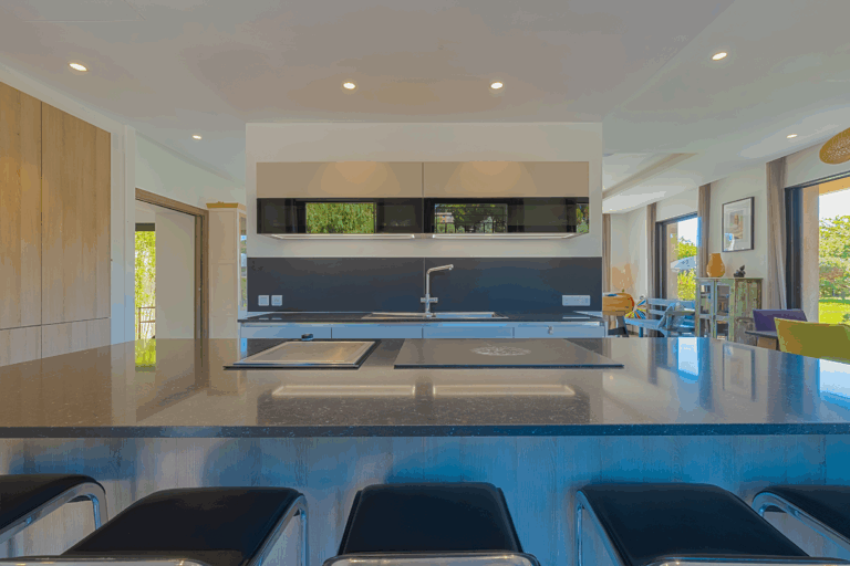 5 Cuisine design entièrement équipée avec accès terrasse Dominvest