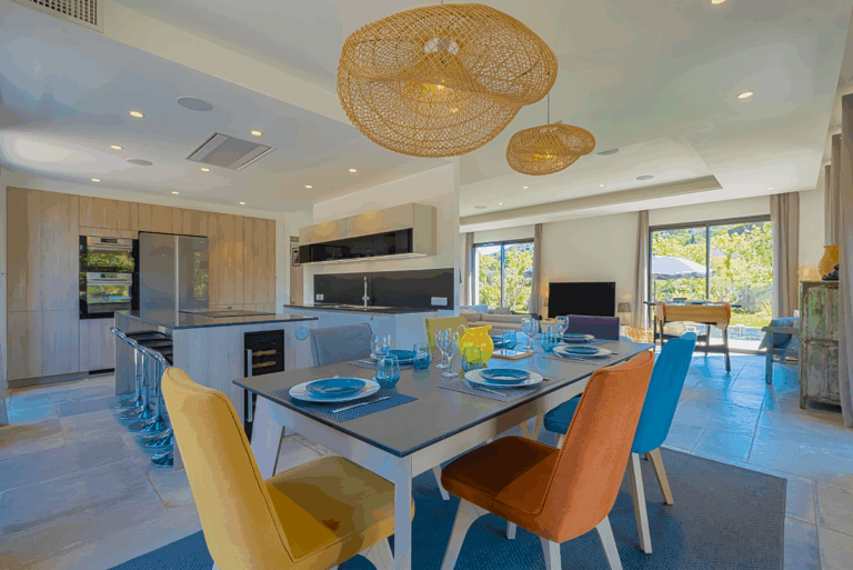 7 Salle a manger elegante ouverte sur l'extérieur Dominvest