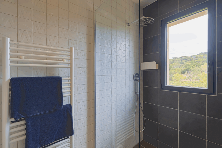 Bathroom Suite 2 Salle d'eau moderne avec finitions haut de gamme Dominvest